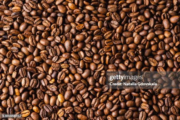 raw dark arabica coffee beans. textured caffeine ingredient seeds. high angle view horizontal - rohe kaffeebohne stock-fotos und bilder