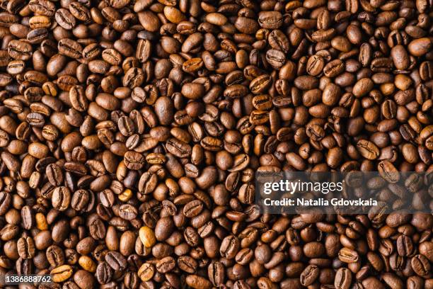 raw dark arabica coffee beans. textured caffeine ingredient seeds. high angle view horizontal - deslizar malabarismo imagens e fotografias de stock
