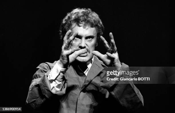 Daniel Olbrychski dans la pièce 'Les Gens déraisonnables sont en voie de disparition' au théâtre des Amandiers à Nanterre en janvier 1978