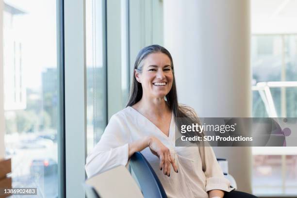 mental health therapist - doctor female portrait stockfoto's en -beelden