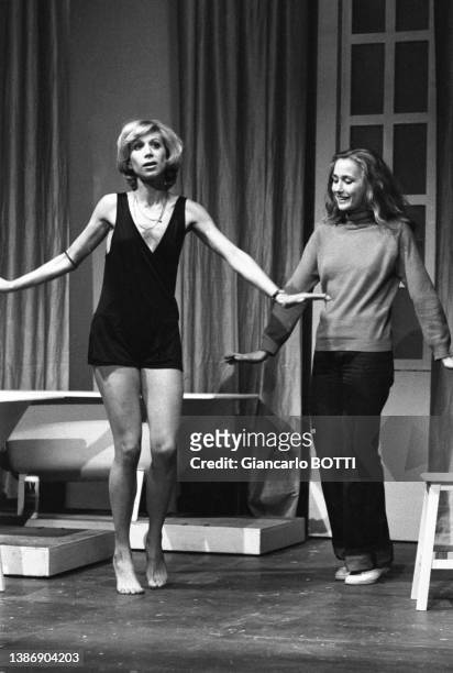 Les actrices Brigitte Fossey et Tanya Lopert sur scène dans la pièce de théâtre 'Slag' en 1972 à Paris