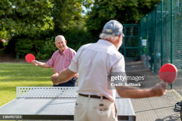 viviendo su mejor vida - ping pong fotografías e imágenes de stock