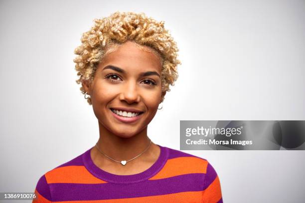 portrait of african american smiling young woman - visage femme photos et images de collection