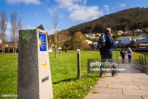 pilgrims heading santiago de compostela - santiago de compostela fotografías e imágenes de stock