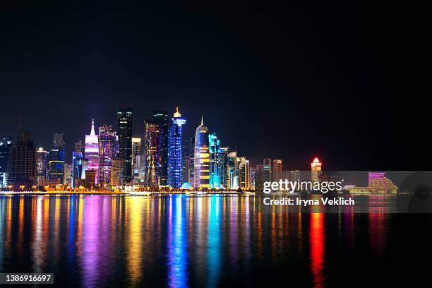 the skyline of doha city center after sunset, qatar. qatar welcomes you! - evento internacional de fútbol fotografías e imágenes de stock