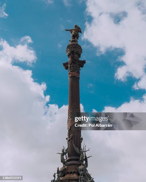 statue of christopher columbus in barcelona, catalonia, spain. - barcelona cathedral stock pictures, royalty-free photos & images