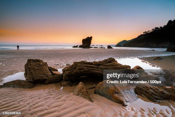 hito de aguilar,scenic view of sea against sky during sunset,asturias,spain - asturien stock-fotos und bilder