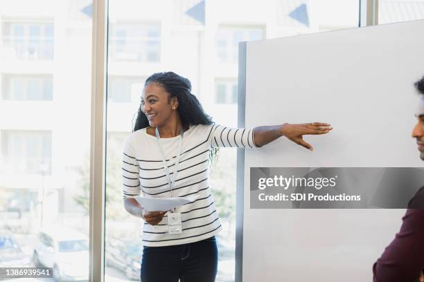 lehramtsstudent gibt unterricht - woman whiteboard stock-fotos und bilder