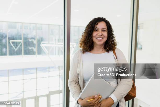 el profesor - mujeres de mediana edad fotografías e imágenes de stock