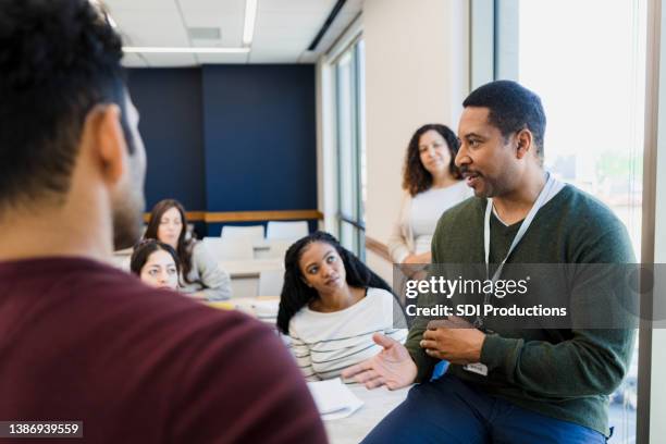 il tutor si rivolge alla classe - iberico sud europeo foto e immagini stock
