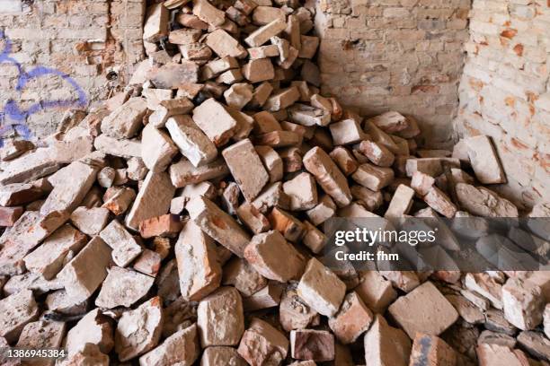 lots of bricks on a collapsed wall - crollare foto e immagini stock