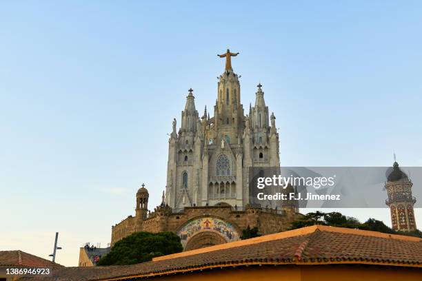 temple of the sacred heart of jesus in barcelona, in tibidabo - tibidabo fotografías e imágenes de stock