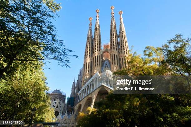 landscape of the sagrada familia in barcelona - gaudi fotografías e imágenes de stock