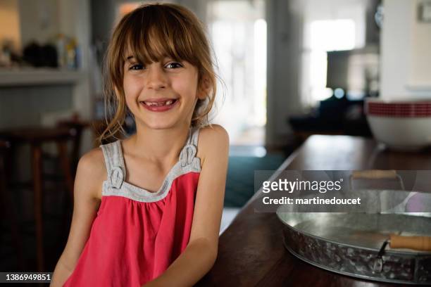 portrait of toothless young girl in home kitchen. - 7 stockfoto's en -beelden