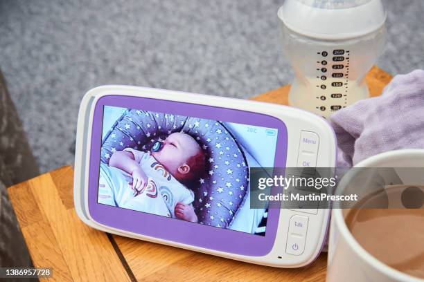 monitor de bebé en la mesa de café - vigilabebés fotografías e imágenes de stock