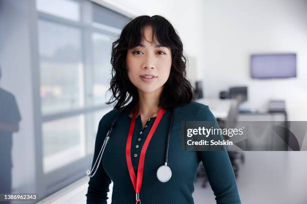 female doctor in hospital - auscultation woman stockfoto's en -beelden