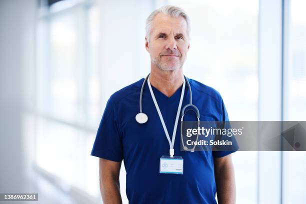 hospital doctor in scrubs - facts bildbanksfoton och bilder