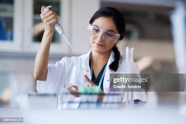 young female scientist working in laboratory - 微生物學 個照片及圖片檔