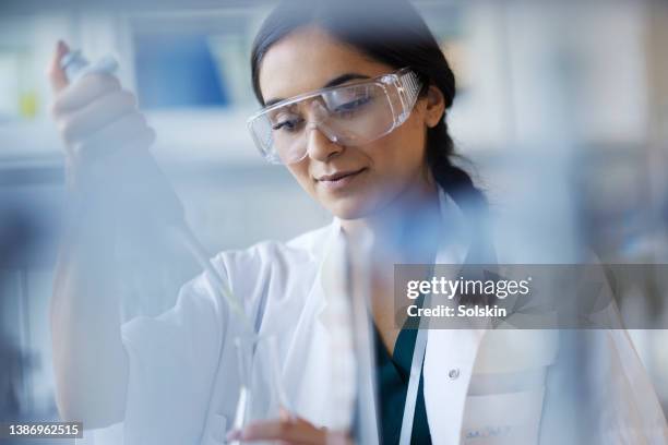 young female scientist working in laboratory - 革新 個照片及圖片檔