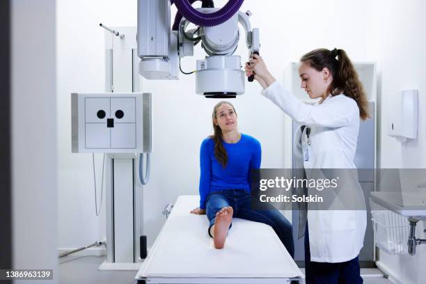 doctor examining and making x-ray of patients foot - human joint fotografías e imágenes de stock