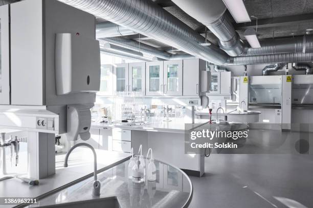 empty science laboratory - équipement médical photos et images de collection