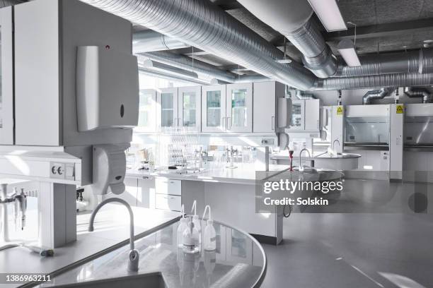 empty science laboratory - centre de recherche photos et images de collection