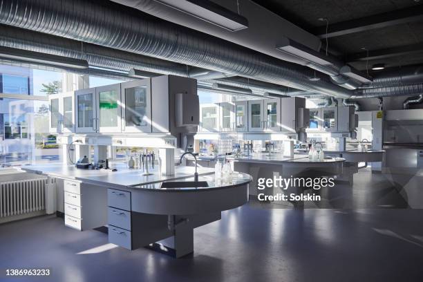 empty science laboratory - 研究室 無人 ストックフォトと画像