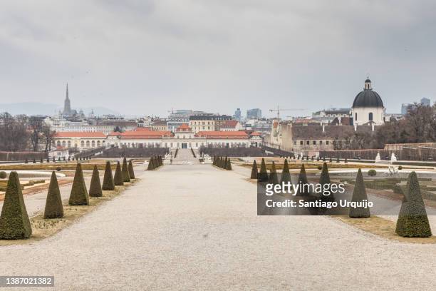 belvedere park in vienna - belvedere palace vienna stock pictures, royalty-free photos & images