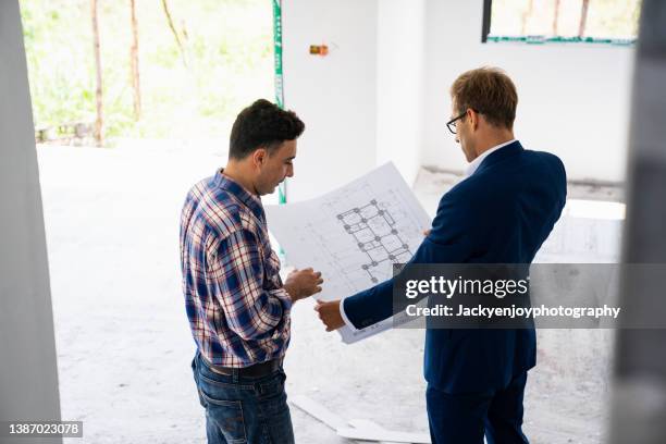 discussing building plan - construction worker office people stock-fotos und bilder