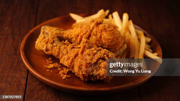 crispy fried chicken in a wooden table - gefrituurde kip stockfoto's en -beelden