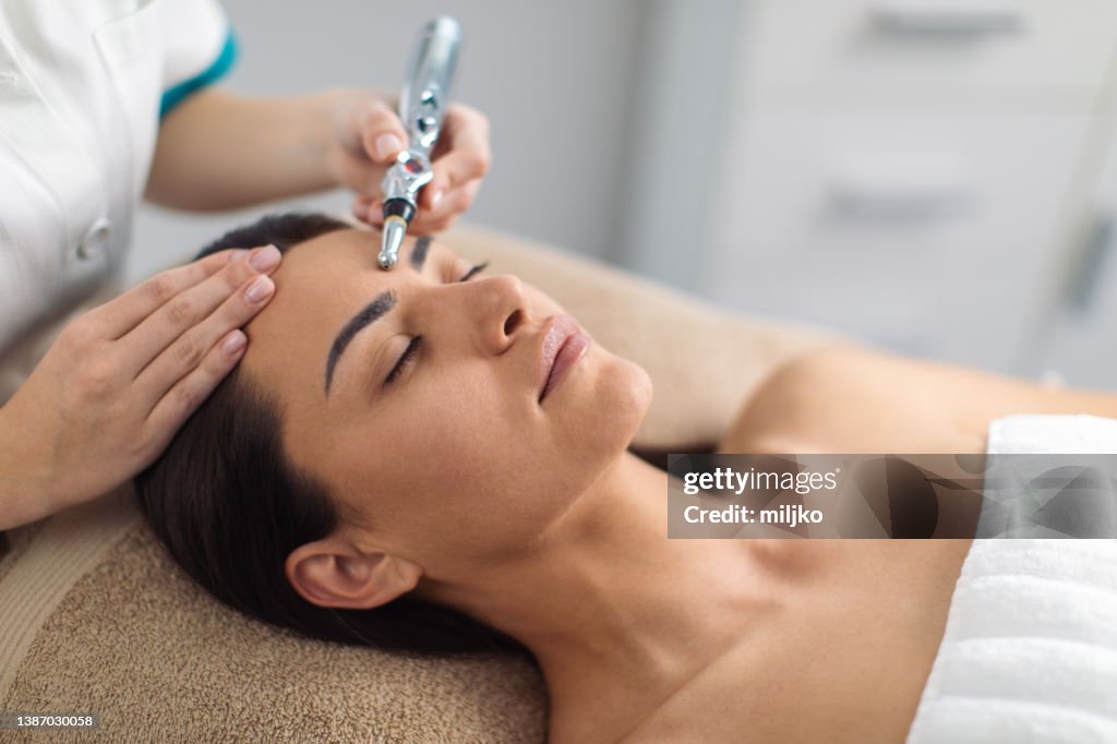 Schönheitsbehandlung in der professionellen dermatologischen Klinik