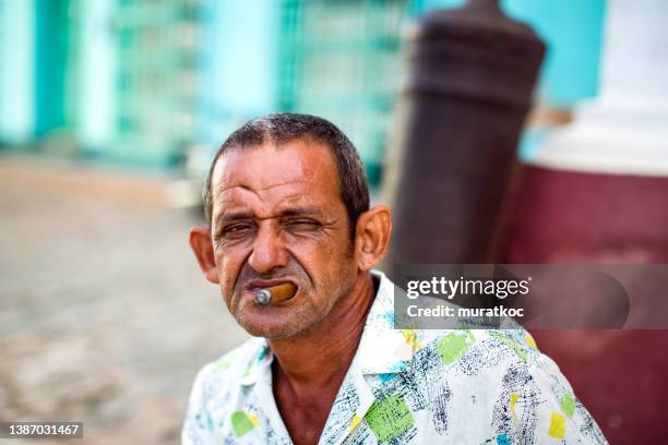 hombre cubano - smoking cigar fotografías e imágenes de stock