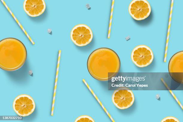 top view orange frame with slices orange fruits and juice. - orange juice stockfoto's en -beelden