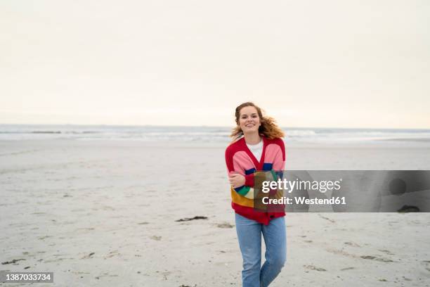 happy young woman enjoying weekend at beach - ostfriesiska öarna bildbanksfoton och bilder