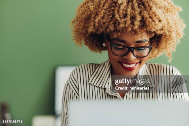 close up photo of happy businesswoman working at her office - happy face glasses stockfoto's en -beelden