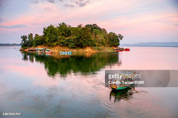 coucher de soleil sur le lac kapatai, rangamati, bangladesh - bangladesh photos et images de collection