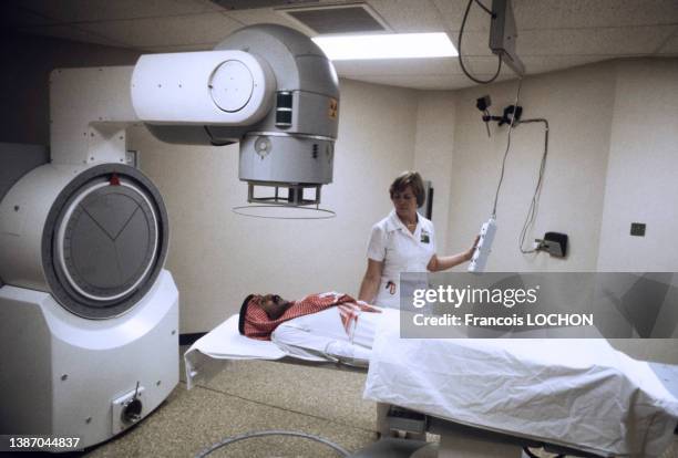 Séance de radiothérapie à l'hôpital de Riyad en 1984.