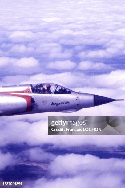 Avion de chasse Mirage IIIEBR de l'armée de l'air brésilienne en vol dans les années 80.
