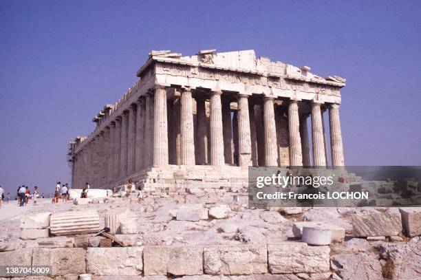 Touristes visitant les ruines et le temple grec antique du Parthénon sur l'Acropole à Athènes en septembre 1978.