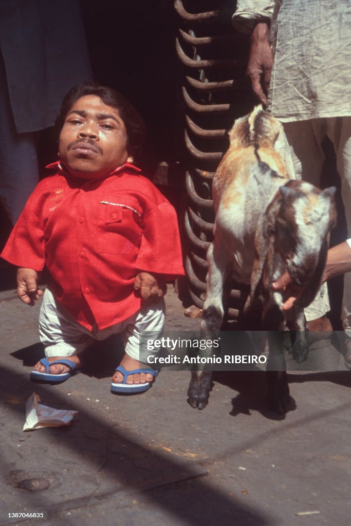 Gul Muhammad Rind Gul Mohammed, l'homme le plus petit du monde, en en octobre 1990. News ...
