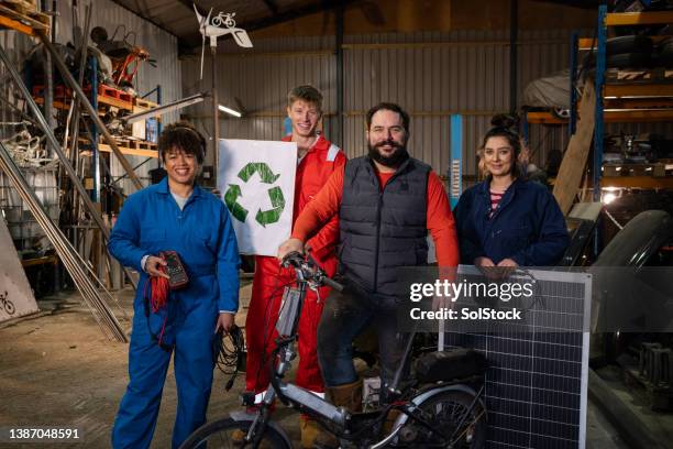 solar powered innovation - circulaire economie stockfoto's en -beelden