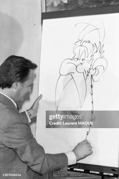 Albert Uderzo dessinant Panoramix lors du 25 ème anniversaire de sa bande dessinée 'Astérix', le 24 octobre 1984, à Paris.