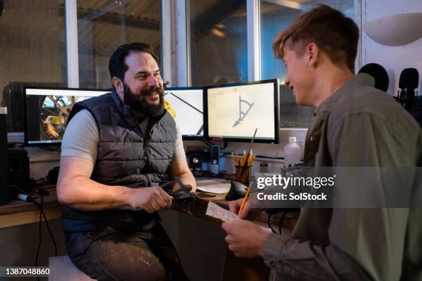 apprentice learning new skills - industriële vormgever stockfoto's en -beelden