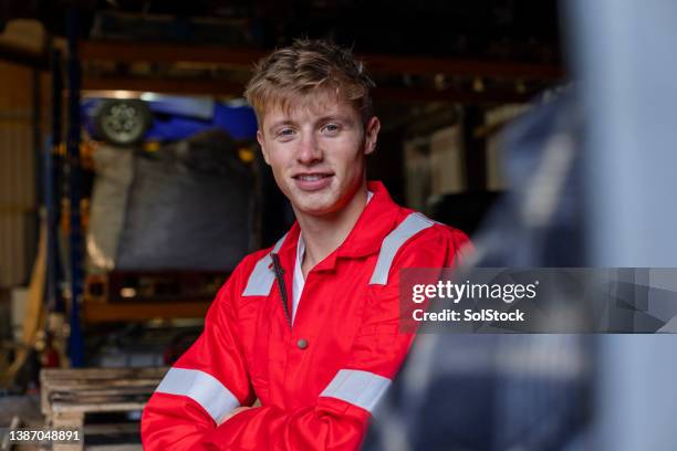 happy to be training in mechanics - praktikant bildbanksfoton och bilder