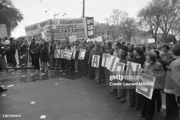 Manifestation des ouvriers de 'Dassault Aviation' devant le ministère du travail à Paris, le 14 novembre 1979.