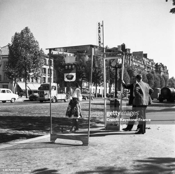 Abribus en plexiglas à Paris, le 3 octobre 1959.
