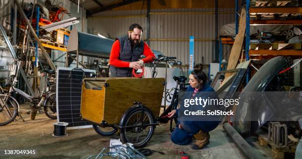 measuring the voltage on an electric bike - circulaire economie stockfoto's en -beelden