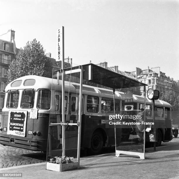 Abribus en plexiglas à Paris, le 3 octobre 1959.