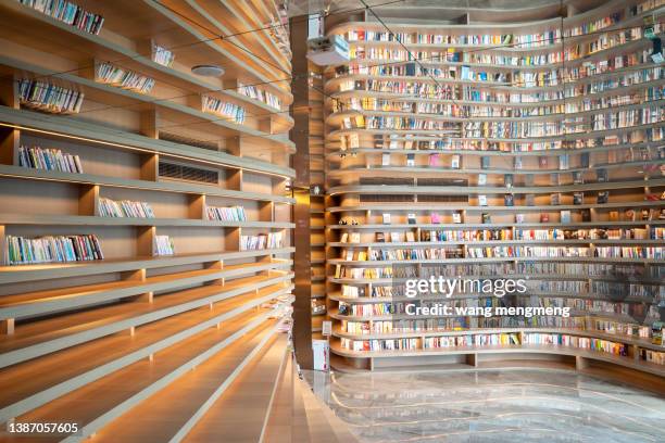 indoor step library - bookstore ストックフォトと画像