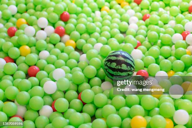 green ocean balls in the indoor children's play area - 学園祭 ストックフォトと画像